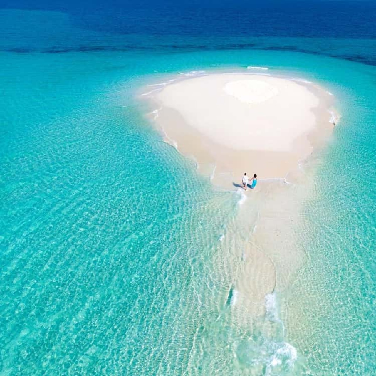 Stunning turquoise ocean sandbank in Zanzibar
